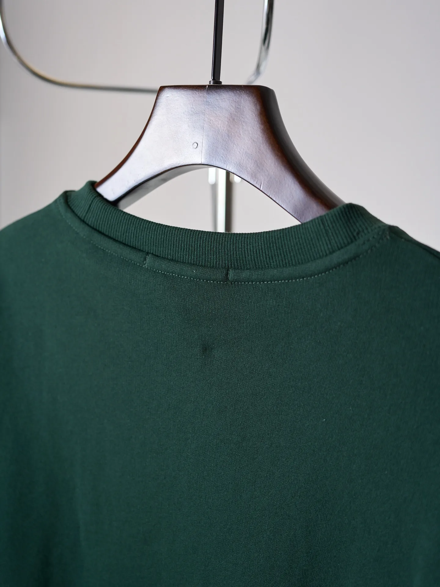 [Real auction] Acne Studios embroidered logo sweatshirt (women's style) [In Stock] S M L custom-dyed cloud-like brushed fleece cotton, smooth drape, soft and skin-friendly. Wearing a dark forest green as the base, the soft cloth texture is rich in layers, and the low-saturated green tone reveals a quiet and luxurious literary and artistic atmosphere. The iconic Acne Studios embroidered logo is embellished on the chest, simple yet recognizable. The neckline is designed with a Classic triangular panel structure and a high level of detail. The soft and slightly loose off-the-shoulder silhouette is just right to accommodate the lines of the shoulders and back. The moderate length is matched with a cuffed ribbed hem to freely modify the body shape. The ingenuity is hidden in the simple body, allowing a sense of relaxation throughout daily life. 1. Imported machine embroidery uses advanced computer control systems and precision mechanical components to precisely create the iconic Acne Studios logo embroidery, with smooth and delicate lines and a full sense of sophistication. 2. Enzyme washing treatment: The fabrics have been fermented and washed to give them a better feel and texture. They are not easy to deform, shrink or fade. They maintain long-term beauty and have a loose fit.